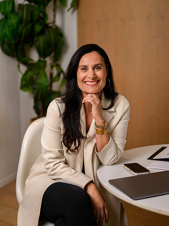 seated-consultant-portrait-at-desk-los-angeles