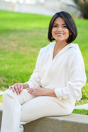 outdoor-branding-portrait-in-white-outfit-los-angeles