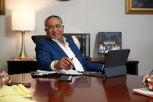 executive-meeting-at-conference-table-los-angeles