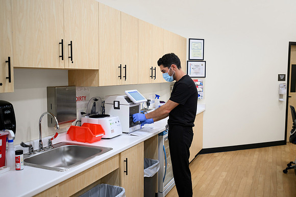 healthcare-staff-working-in-lab-area-los-angeles