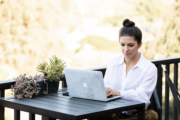 designer-working-outdoors-on-laptop-los-angeles
