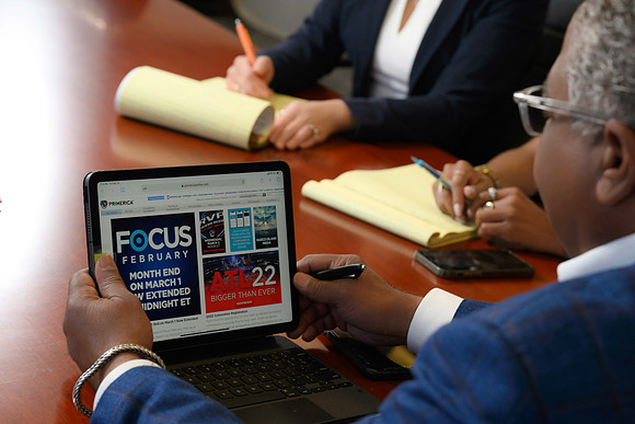 close-up-business-meeting-with-laptop-los-angeles